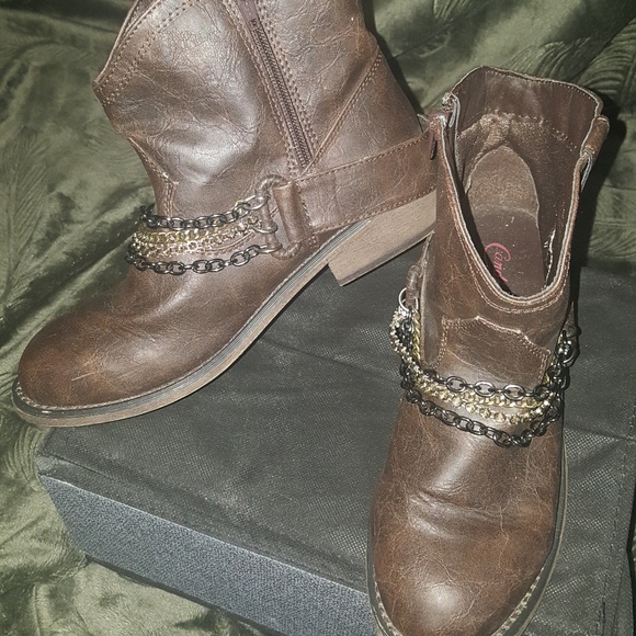 Boots - Picture 7 of 8